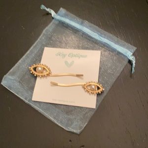 Pearl Eyes In Gold Hair Pins